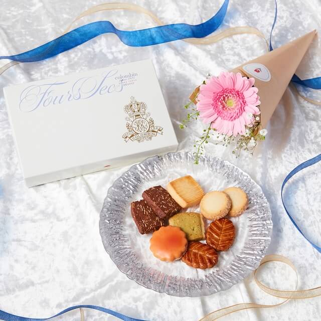 bloomeeギフトのコロンバン お花付きクッキーセットを贈る