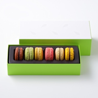 PIERRE HERMÉ PARIS(ピエール・エルメ・パリ)のマカロン詰合わせを贈る